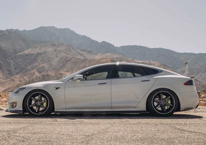 Modifikasi Tesla Model S ditopang setup kaki-kaki merunduk