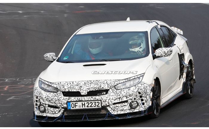 Civic Type R lain yang juga tertangkap kamera tengah dites di sirkuit