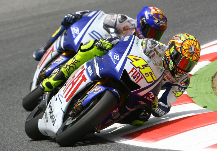 Perseturuan menarik antara Valentino Rossi dan Jorge Lorenzo terjadi pada musim 2009, tepatnya di Sirkuit Catalunya
