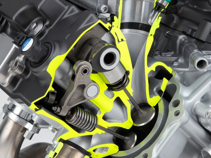 cara kerja konfigurasi head silinder Unicam ternyata perpaduan dari Single Over Head Camshaft (SOHC) dengan Double Over Head Camshaft (DOHC).