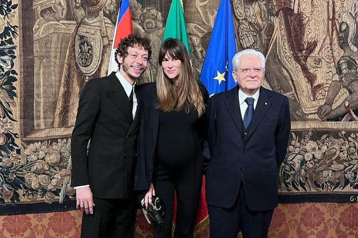 (ki-ka) Valentino Rossi ditemani Francesca Soffia Novello bertemu dengan Presiden Italia, Sergio Mattarella di Istana Quirinal. 