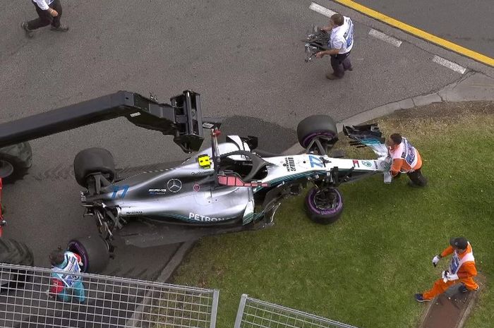 Mobil F1 Valtteri Bottas diangkut setelah kecelakaan
