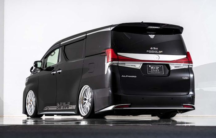 Tampilan belakang Toyota Alphard berubah jadi Lexus LM 350