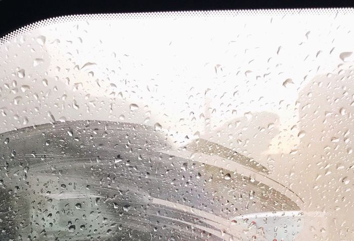 Ilustrasi embun pada kaca mobil