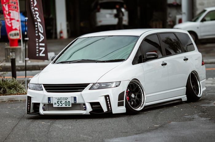 Modifikasi Honda Odyssey pakai body kit Aimgain