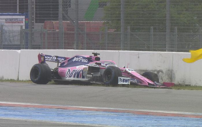 Tapi baru 2 lap Safety Car keluar karena Sergio Perez (Racing Point) melintir dan menabrak dinding pembatas