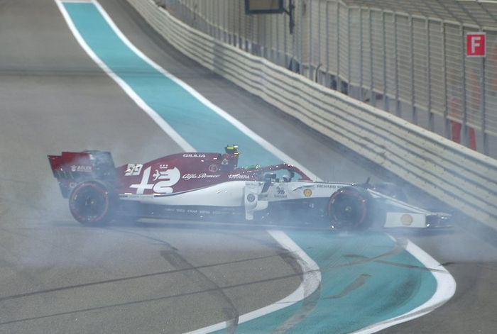 Tikungan ke-19 kembali memakan korban, kali ini Antonio Giovinazzi melintir.