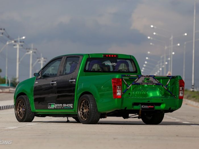 Modifikasi Isuzu D-Max bergaya racing pakai part bodi serat karbon