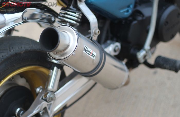Dua leher knalpot dari mesin Honda Karisma didukung silencer dari Webike yang besar dan panjang