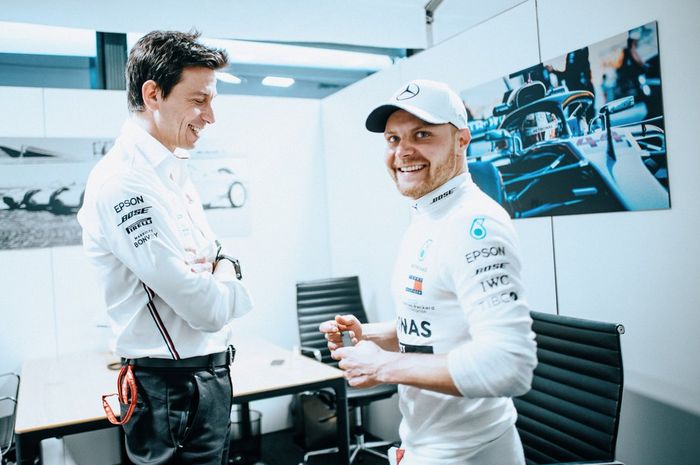 Team principal Mercedes, Toto Wolff dan pemenang F1 Australia Valtteri Bottas