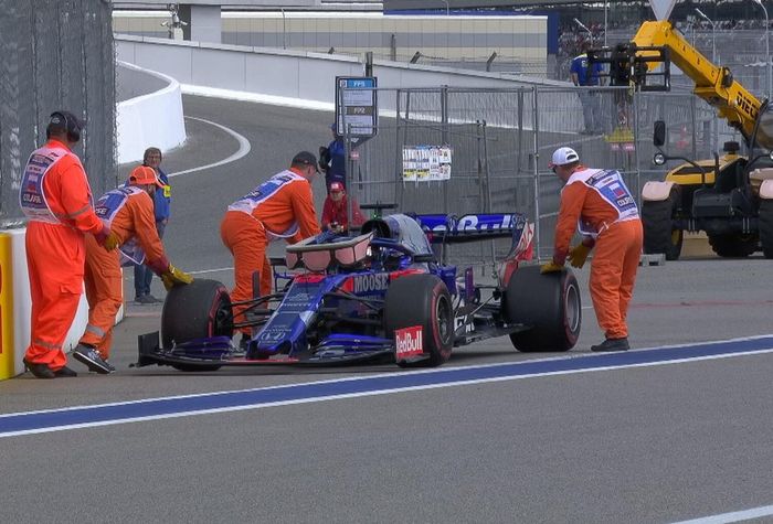 Virtual Safety Car (VSC) karena mobil Daniil Kvyat mengalami masalah mesin saat sesu FP3 F1 Rusia berjalan 21 menit