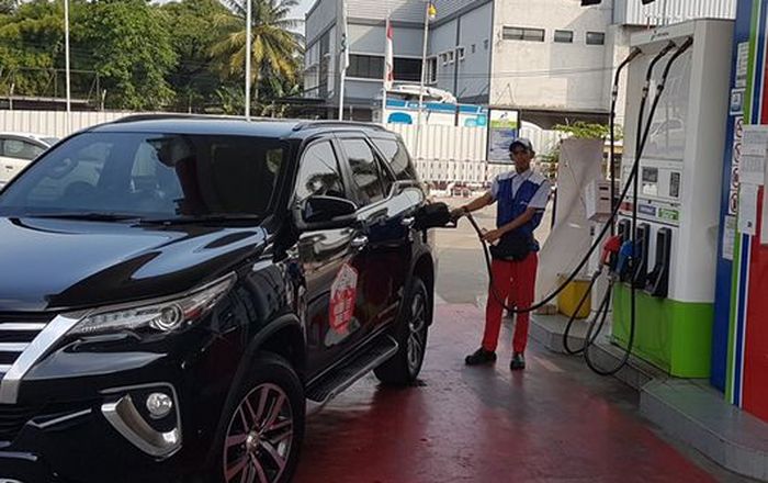 Ilustrasi mobil diesel isi bahan bakar