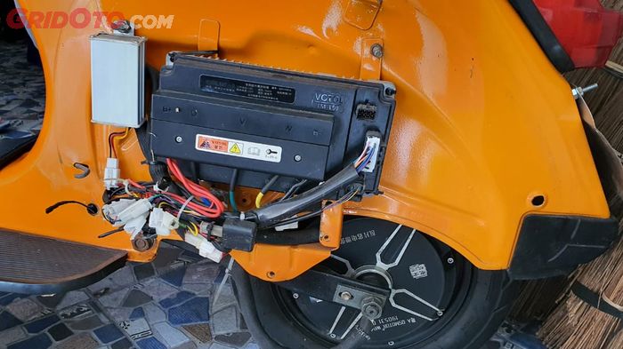 Tepong kiri isinya komponen penunjang motor listrik, seperti controller dan BMS