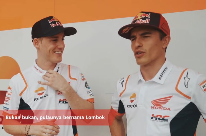 Pol Espargaro (kiri) dan Marc Marquez (kanan) dikasih pertanyaan seputar Indonesia.