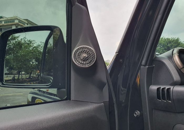 Tweeter menempel apik di pilar A