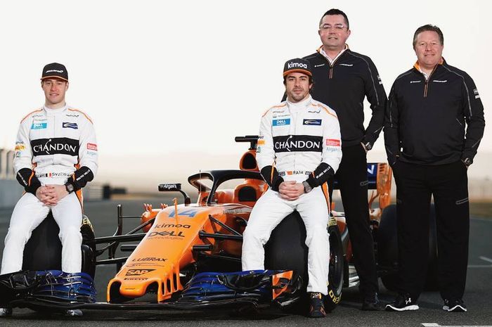 Eric Boullier (kedua dari kanan) mendampingi Zak Brown saat peluncuran mobil McLaren MCL33 untuk musim balap F1 2018