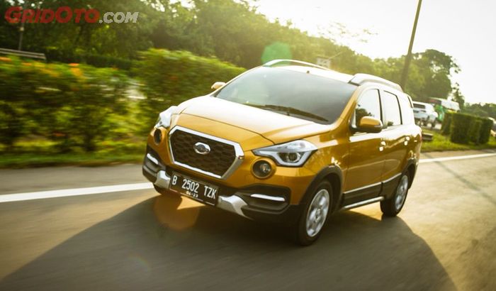 Foglamp besar di dekat lampu utama, mengesankan nuansa mobil reli