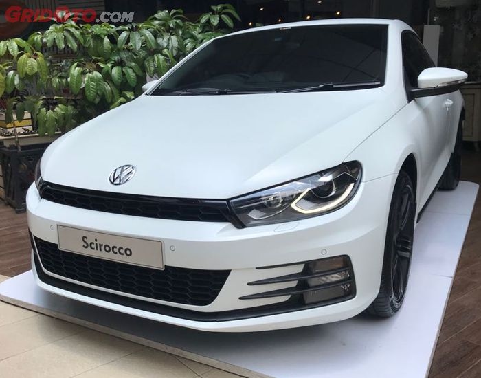 VW Scirocco dengan warna doff