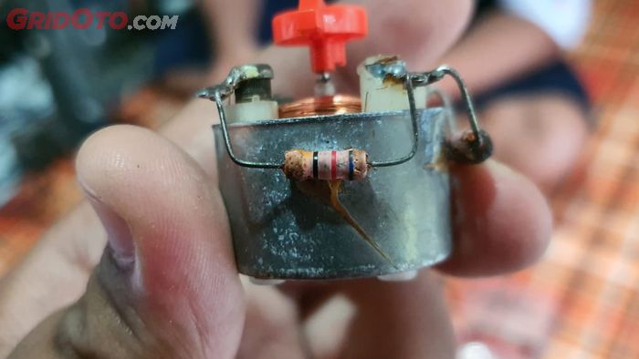 Resistor terbakar yang menyebabkan ampere bensin mati