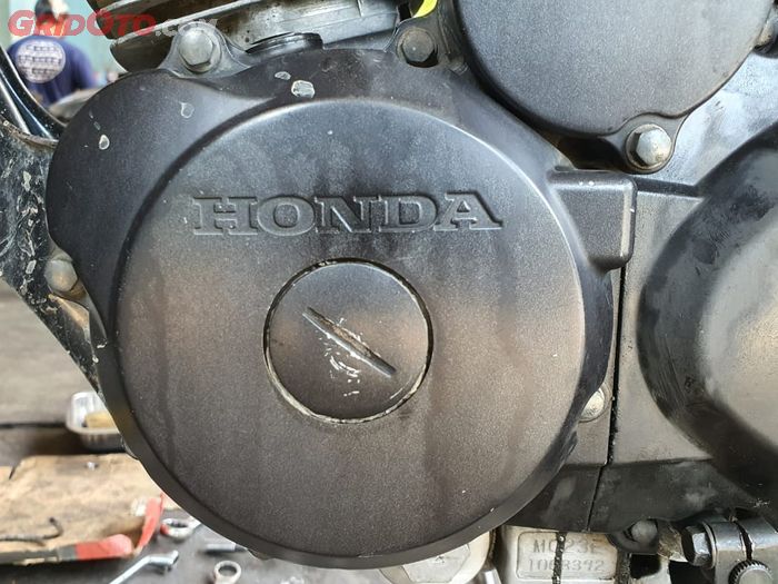 Blok crankcase generasi selanjutnya tulisan Hondanya lurus