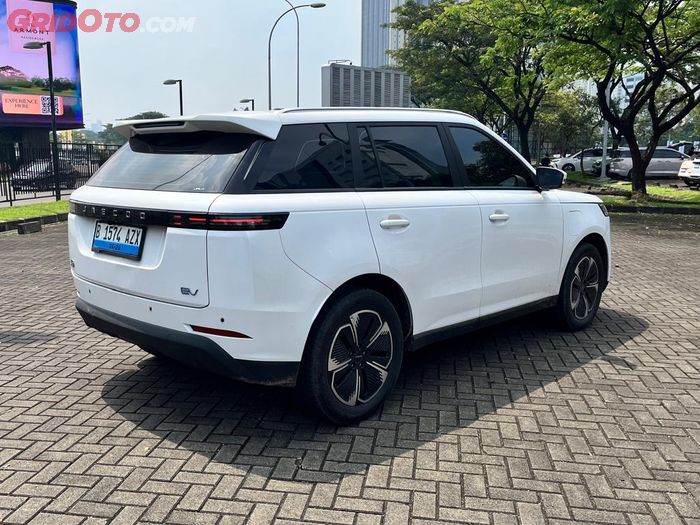 Bagian belakang Jaecoo J5 EV tampak seperti Range Rover Evoque