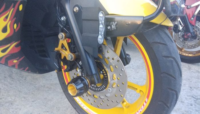 Pelek juga dicat senada dengan bodi