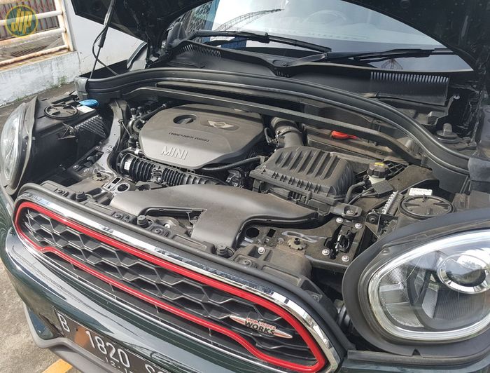 Mesin MINI Countryman JCW yang boost turbonya naik menjadi 2,2 bar