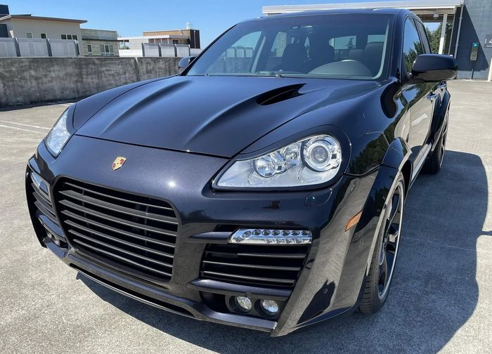 Tampilan depan modifikasi Porsche Cayenne Turbo kreasi TechArt