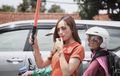 Duhhh...Bukan Pak Ogah, Pengatur Lalu Lintas Di Bandung Ini Malah Wanita Cantik