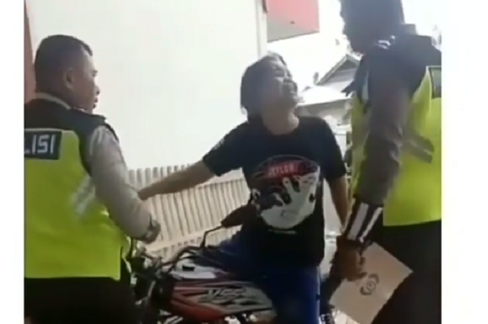 Viral emak-emak tolak ditilang sampai ngamuk dan pukul petugas di Gorontalo