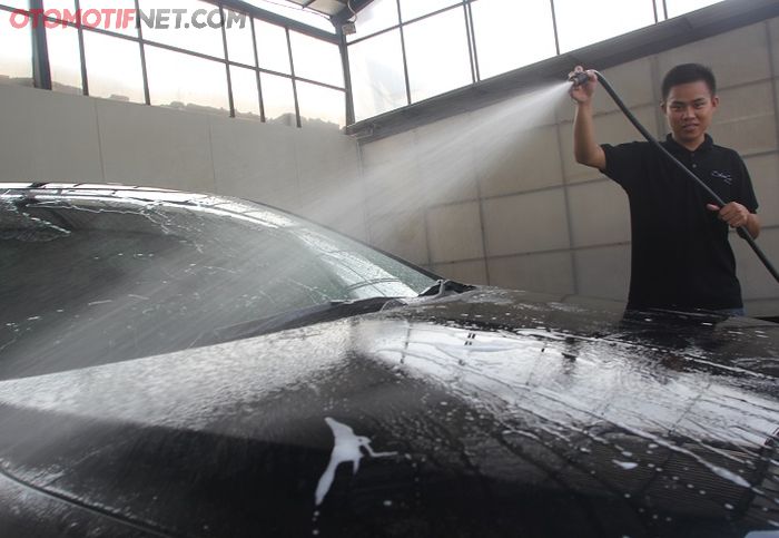 Cuci mobil dan keringkan terlebih dulu sebelum menggunakan wax