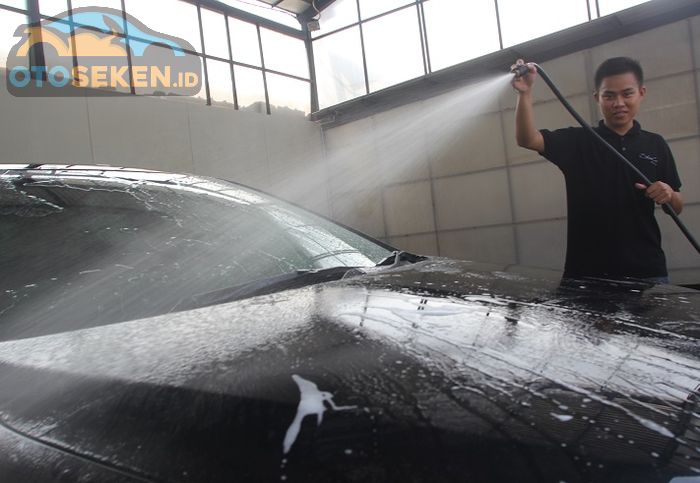 Cuci mobil dan keringkan terlebih dulu sebelum menggunakan wax