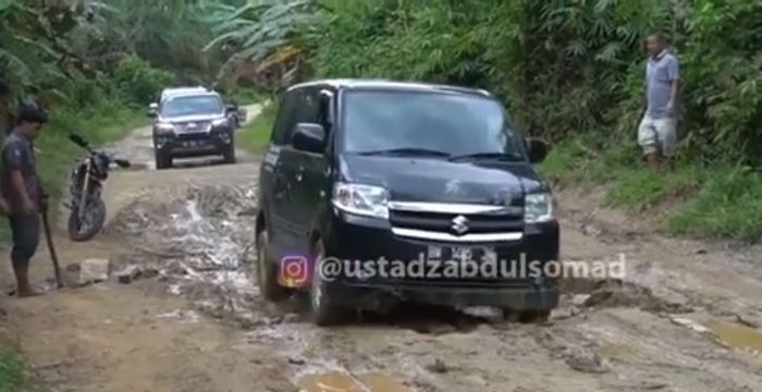 Suzuki APV melibas jalan berlumpur