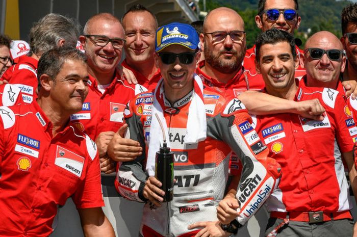 Jorge Lorenzo merayakan hasil kualifikasi MotoGP Jerman bersama kru Ducati.