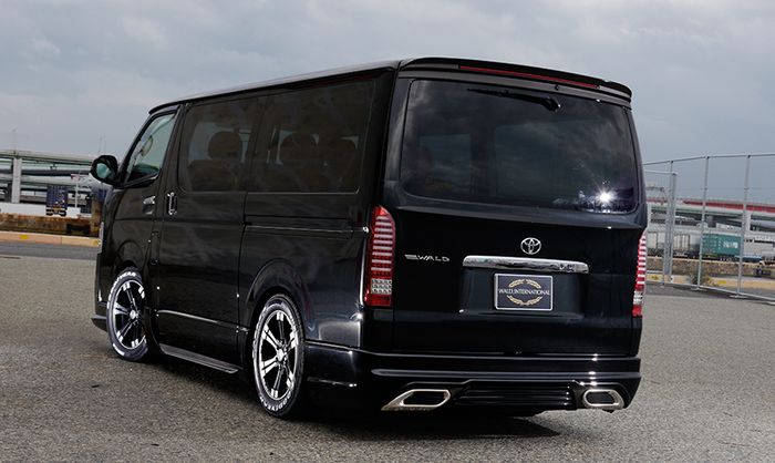 Tampilan belakang Toyota Hiace dengan body kit