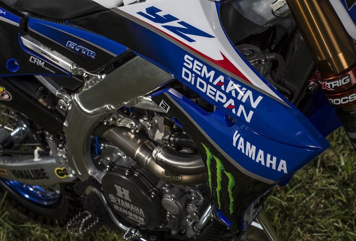Logo Yamaha Semakin di Depan hadir pada special livery motor rider Monster Energy Yamaha Factory Team