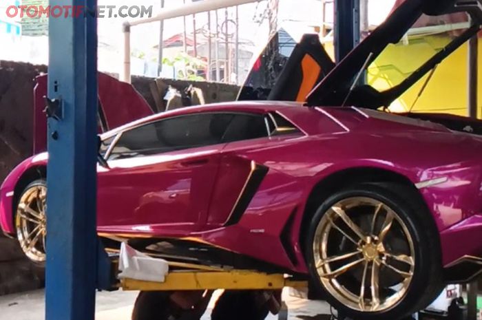 Perawatan supercar Lamborghini Aventador di bengkel mobil Supercar.id Tangerang