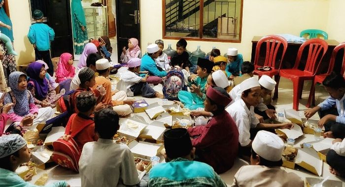 Berbagai dengan sesama yang kurang beruntung menjadi agenda kegiatan CruzOr Indonesia di bulan puasa ini