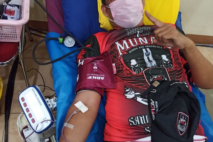 Salah satu anggota Honda ADV Indonesia  Chapter Jakarta melakukan donor darah