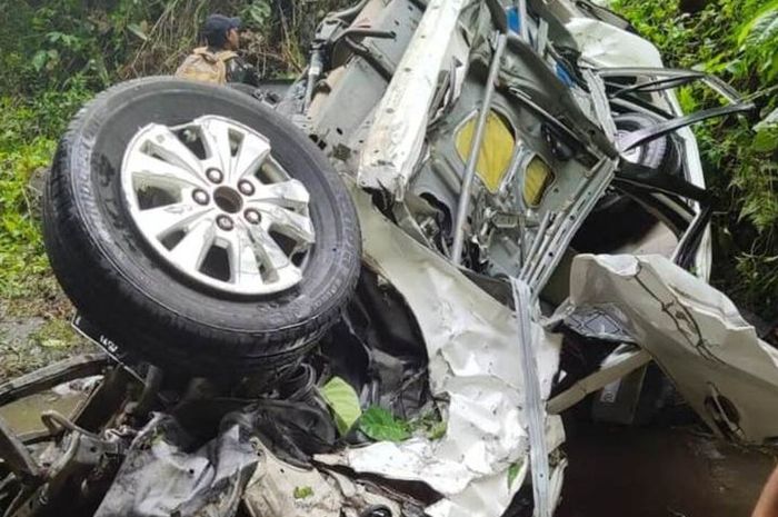 Toyota Kijang Innova hancur terjun ke juang di Taman Sari, Ampelgading, Malang, Jatim