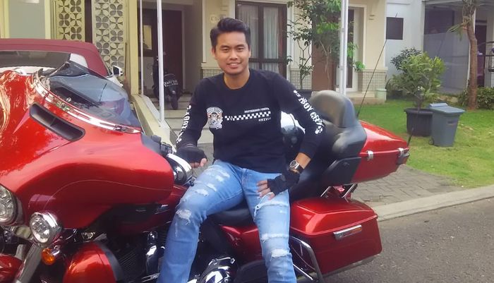 Atlet badminton, Tantowi Ahmad dengan Harley-Davidson Ultra miliknya