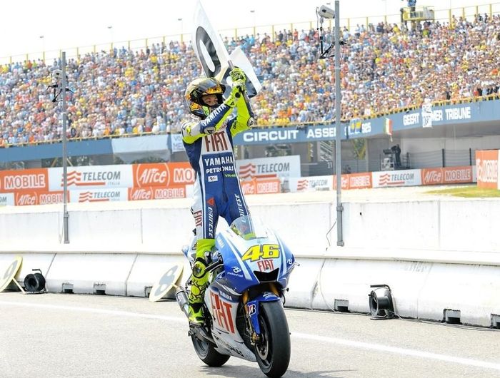 On this day, Valentino Rossi berhasil meraih kemenangan ke-100 setelah meraih podium pertama di MotoGP Belanda 2009