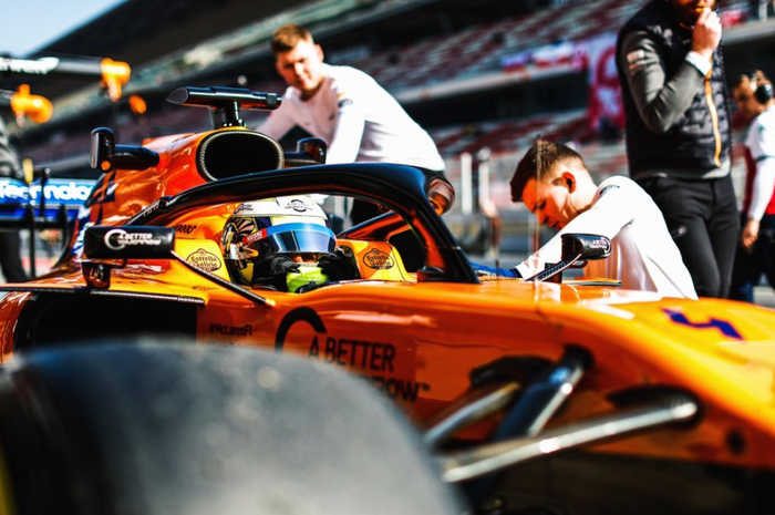 3 orang kru tim McLaren dirawat usai insiden di tes Barcelona