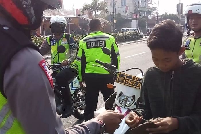 Ilustrasi tilang gak bawa SIM