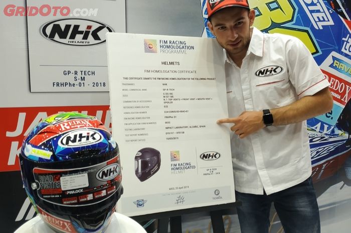 Jakub Kornfeil, pembalap Moto3 saat berada di sela-sela peluncuran helm baru NHK di Jakarta Fair Kemayoran 2019.