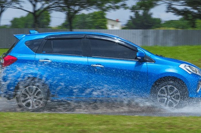 Tips mencegah Aquaplaning saat berkendara dikondisi hujan