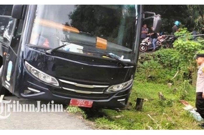 Bus terperosok di area pemakaman