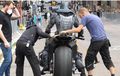 Wujud Motor Batman Ben Affleck di Film Solo The Flash Terungkap,  Ban Super Gede, Sempat Tabrak Mobil saat Syuting