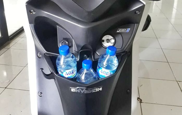 Laci tambahan Yamaha Lexi ini mampu menampung 3 botol air mineral berukuran sedang  atau barang dengan berat 5 Kg sampai 10 Kg.