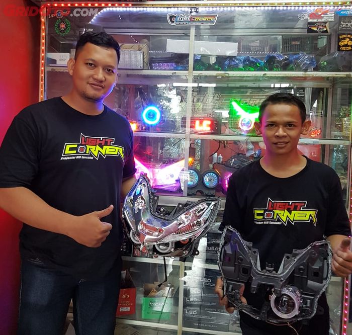 (Kiri) Hariza Yazidi, owner Light Corner bersama dengan mekanik custom retrofit (Kanan) Timan